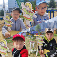 🍀На этой неделе малыши из группы Ладушки наблюдали за силой ветра ,определяли влажность при помощи чаши, знакомились с полезными свойствами подорожника,проверили на сколько выросли овощи на огороде. 🍀На этой неделе малыши из группы Ладушки наблюдали за силой ветра ,определяли влажность при помощи чаши, знакомились с полезными свойствами подорожника,проверили на сколько выросли овощи на огороде.